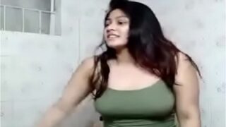 Video Panas Gadis Desi India Bertubuh Montok Memamerkan Tubuh Telanjangnya Yang Basah