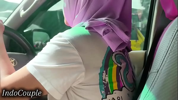 Istri Berhijab Muslim Indonesia Mengemudi Sambil Mengisap Kontan Pacarnya, Video Viral Jakarta