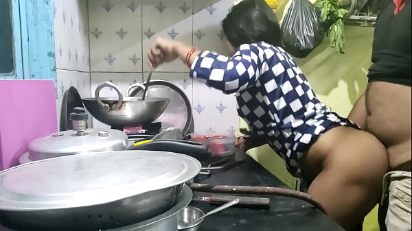 गांव से आई बेफिक्र नौकरानी को कुछ पता नहीं था, तो मालिक ने उसका बेहद गर्म फायदा उठाकर उसे चोद डाला