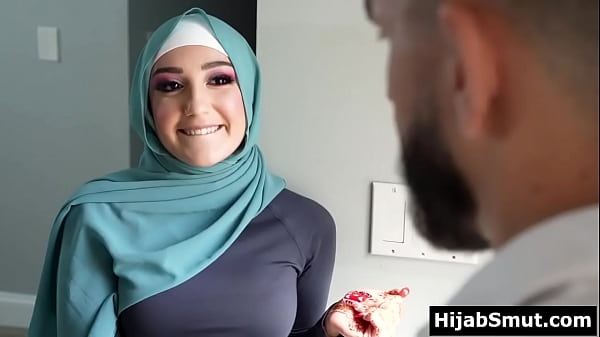 Gadis Muslimah Polos Digoda Dan Dilatih Intim Oleh Pelatih Sepak Bolanya
