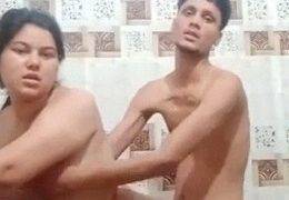 Bhabhi Mandi Panas Di Kamar Mandi