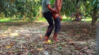 Dua Kekasih Gay Bercinta Panas Di Kebun Mangga India