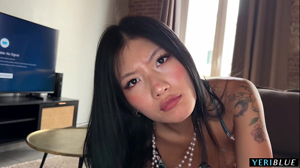 Dia Menangkap Adik Tirinya Dari China Mengirim Foto Bugil!