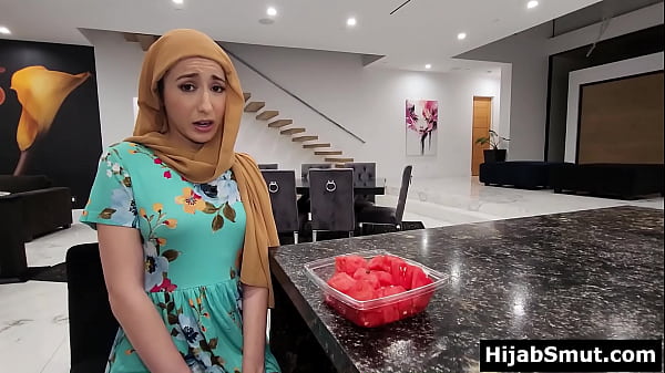 Gadis Muslimah Pemalu Melayani Teman Amerika Dengan Mulutnya