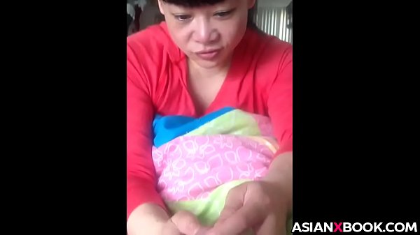 Gadis Asia Menggenggam Dengan Penuh Gairah