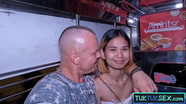 Gadis Thailand Mungil Dijemput Naik Tuk Tuk Di Pattaya Untuk Beraksi Ranjang