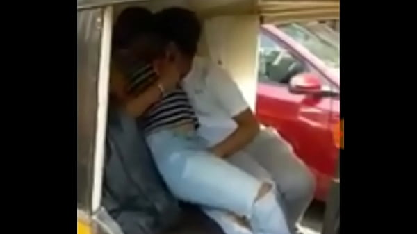 Lebah India Yang Bergairah Bercumbu Di Dalam Bajaj