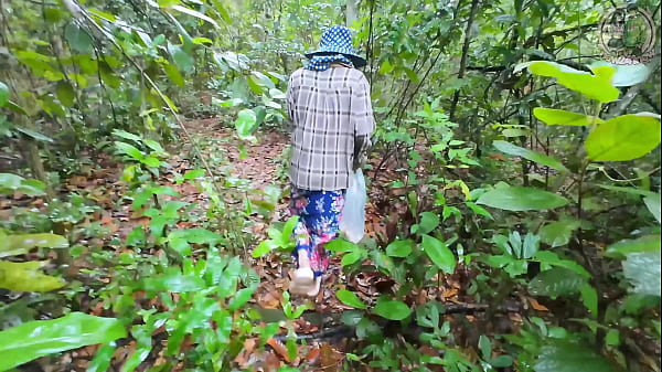 สาวไทยชวนกันสำราญในป่า ก่อนจะไปหาเห็ดอย่างเมามัน