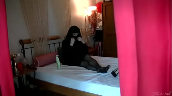 Lilimissarab Menggoda Tetangga Pengintipnya Dengan Ancaman Seks