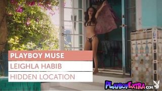 Gadis Arab Seksi Leighla Habib Tersenyum Menggoda Sambil Membuka Baju Dan Mandi Basah-basahan