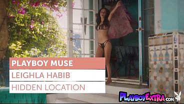 Gadis Arab Seksi Leighla Habib Tersenyum Menggoda Sambil Membuka Baju Dan Mandi Basah-basahan