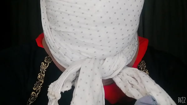 Gadis Berhijab Mengikat Dirinya Sendiri Dengan Nafsu