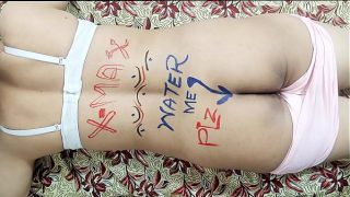 Dildo Menggila Di Malam Tahun Baru, Menghantam Bokong Dan Memeknya Yang Menggoda Dengan Gaun Merah, Bra Putih, Dan Hijab Hitam