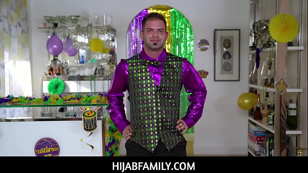 Violet Gems, Si Gadis Berhijab Yang Seksi, Menikmati Sesi Mainan Manik-manik Panas Sebelum Diajari Cara Memuaskan Nicky Dengan Mulutnya Yang Menggoda.