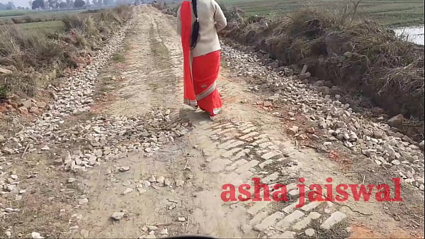 गांव की देसी आंटी अकेले जाते हुए पटाकर पहली बार गाड़ में चोदी गई