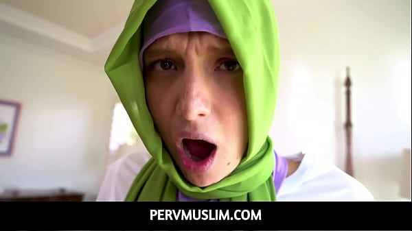 Izzy Lush, Gadis Berhijab Yang Menggoda Dengan Melanggar Aturan