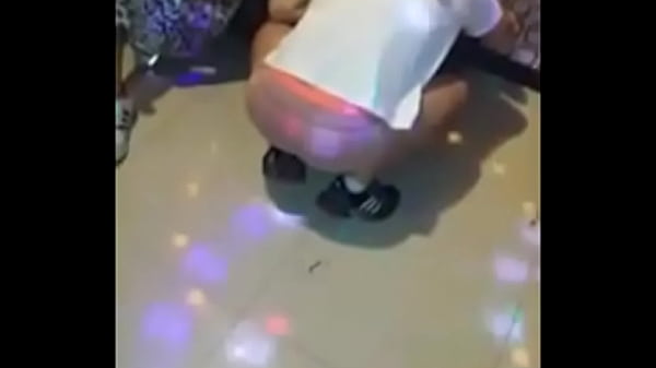 노래방에서 팬티 벗고 음란한 춤 추는 여자