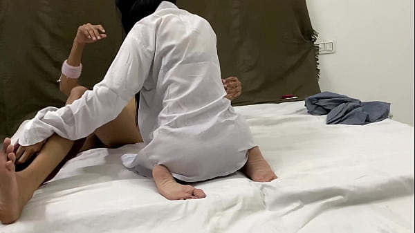 Adik Tiriku Telanjang Bulat Di Malam Hari Dan Menunggangi Kontol Besarku