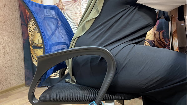 Perempuan Berhijab Arab Merangsang Diri Lewat Celana Dalam Saat Bekerja