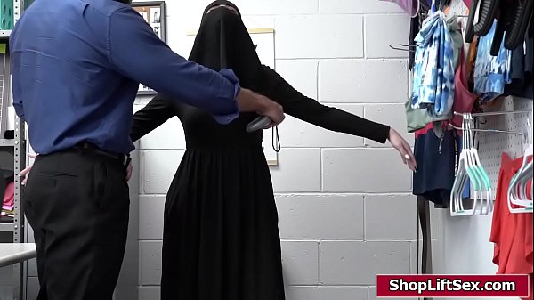 Si Pirang Religius Yang Mencuri Toko Lalu Digoyang Bercinta