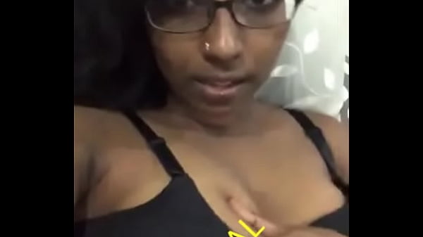 Gadis Desi Yang Menggoda Dengan Lekuk Tubuhnya Yang Memikat