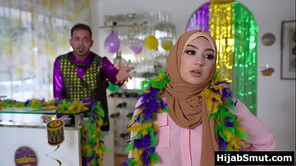 Gadis Muslimah Polos Mengulum Kekasihnya Untuk Pertama Kali