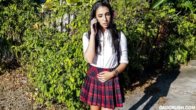 Angelica Cruz Digoyang Hingga Klimaks Di Kantor Ayah Tirinya