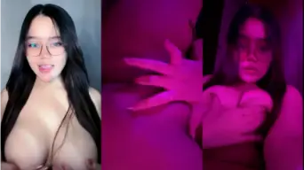 Bella Berkacamata Ngangkang Bocorkan Mango Basahnya