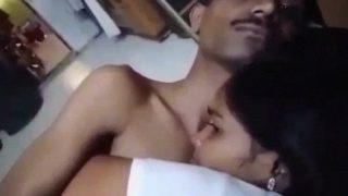 Buka-buka Baju Dan Main Panas Dengan Bhabhi Yang Menggairahkan