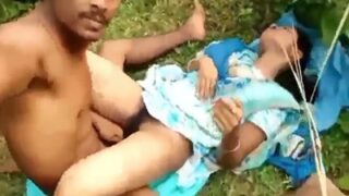Desi Mesum Ngentot Pacar Perempuannya Yang Sudah Menikah Di Semak-semak Terbuka