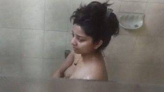 Kamera Tersembunyi Di Kamar Mandi India Yang Menggoda