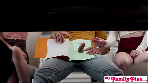 Duduklah Dengan Kontol Kecilmu Dan Tunggu Sampai Kami Selesai Makan Hidangan Penutup, Ibu Tiri!