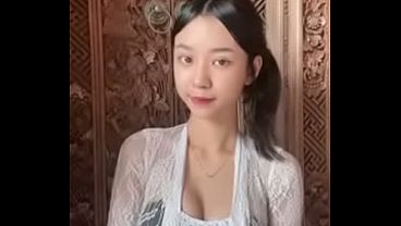 Sindi Yang Menggoda Dengan Setiap Lenggak Lenggoknya