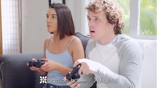 Kakak Tiri Gatel Dan Gamer Gagal Fokus: Kontol Gede Bikin Lupa Main Game!