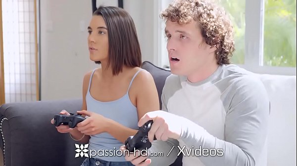 Kakak Tiri Gatel Dan Gamer Gagal Fokus: Kontol Gede Bikin Lupa Main Game!
