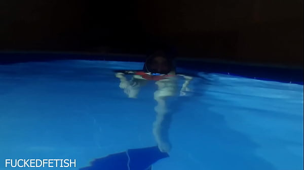 Helen Bintang, Berenang Malam Dengan Topeng Dan Pakaian Renang Seksi