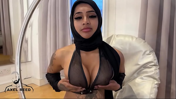 Gadis Muslim Arab Berkerudung Digencet Ganas Oleh Lelaki Berotot