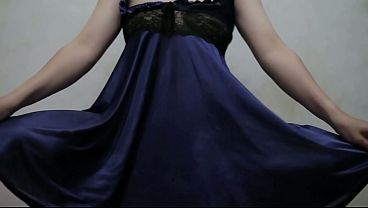 Gadis Indonesia Berdandan Biru Berjongkok Sambil Menggoda