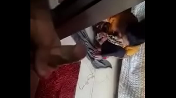 Pembantu Desi Membuka Pakaian Dengan Genit