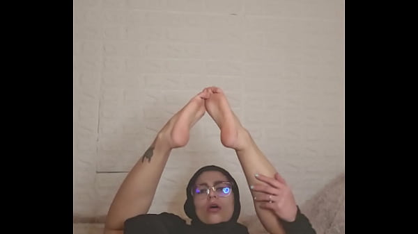 Koleksi Kaki Seksi Istri Arab Berjilbab Mia