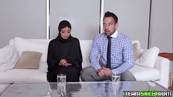 Gadis Muslim Panas Digoyang Dari Belakang Gaya Anjing