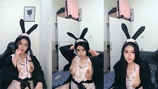 Gadis Kelinci Menggoda Dengan Kostum Seronok
