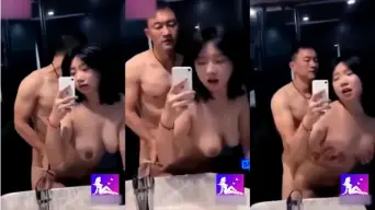 Gadis Tionghoa Remaja Digoyang Kencang Dari Belakang Oleh Pria Tua Berotot