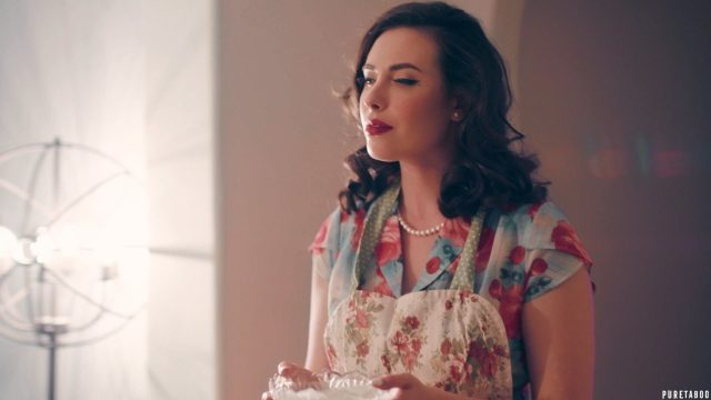 Kembali Ke Ranjang: Kisah Panas Whitney Wright Dan Casey Calvert