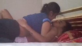 Pria India Ngesek Tetangga Bhabhi, Jilat Dan Hisap Payudara Montoknya