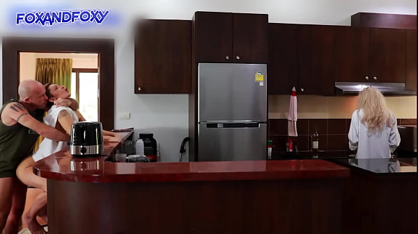 Hampir Ketahuan, Anal Mengejutkan Dan Penuh Sperma Di Dapur Dekat Ibu Mertua Yang Lagi Masak