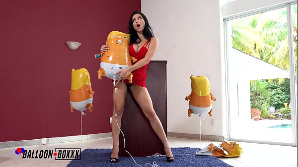Amatir Rusia Crystal Rush Menggesek Balon Trump Dengan Goyangan Seksi