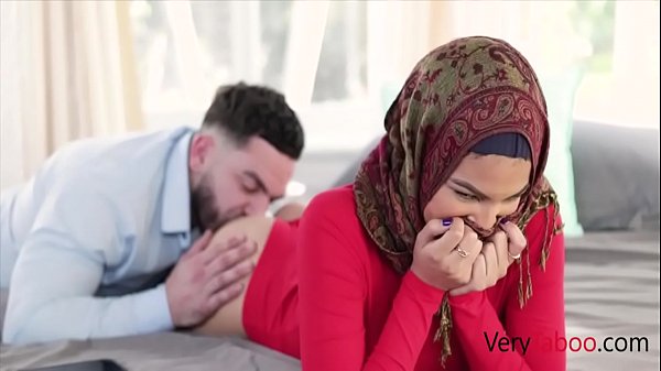 Maya Farrell: Adik Tiri Perawan Berhijab Yang Kuperkosa Dengan Ganas