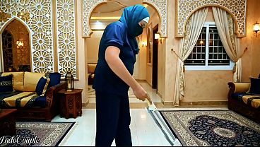 Ngencengin Jilbab, Pembantu Rumah Tangga Indo Disuruh Nyedot Kontol Majikan Sampe Tumpahin Mani.