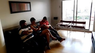 Tidak Ada Acara Seru Di Tv, Jadi Aku Sanggupi Tukang Ledeng Dan Teman Suamiku, Kami Berdua Puaskan Nafsu